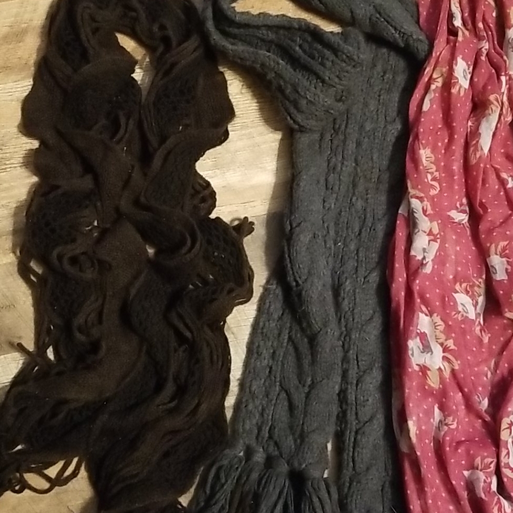 Scarf lot - Picture 2 of 3
